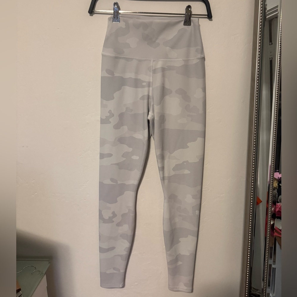 ALO Yoga Women's Gray Camouflage Leggings